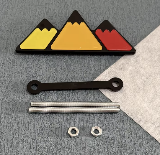 Emblema overland montaña rojo